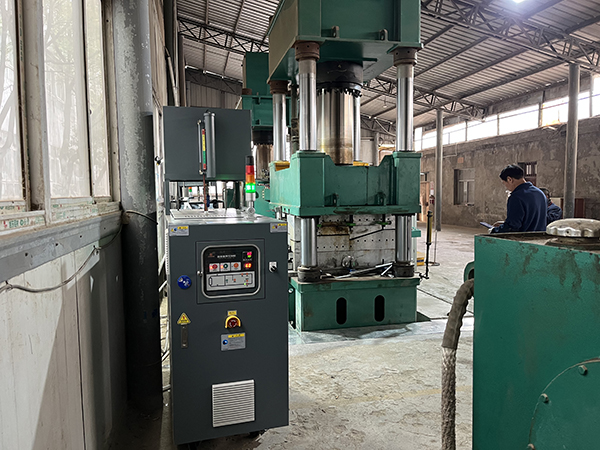 PVC電樁外殼生產熱壓機模溫機